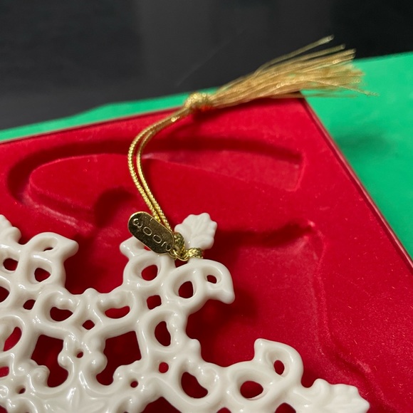Lenox 2003 Snow Fantasies Snowflake Ornament - Picture 3 of 6